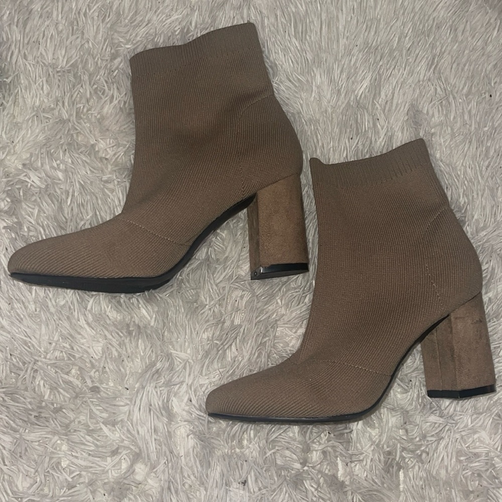 Chunky heeled knit boots